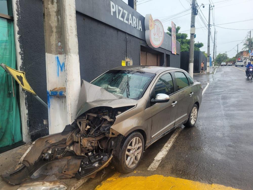 Mulher sai ilesa após carro atingir poste no Centro de Mata de São João
