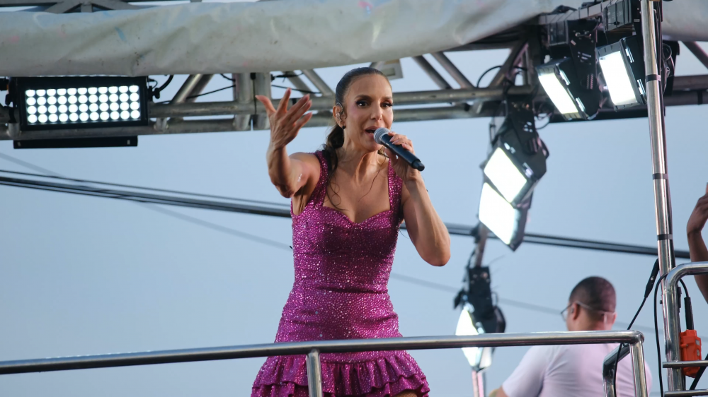 Ivete Sangalo agita multidão no arrastão da Lavagem do Bonfim 