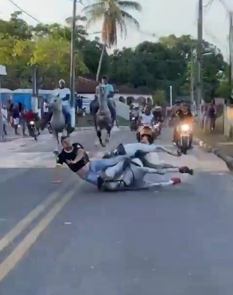 Homem cai do cavalo em disputa de Esquiparote na Festa do Bonfim 