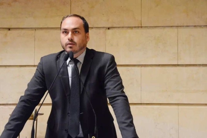 PF suspeita que Carlos Bolsonaro utilizava assessores para obter informações da Abin