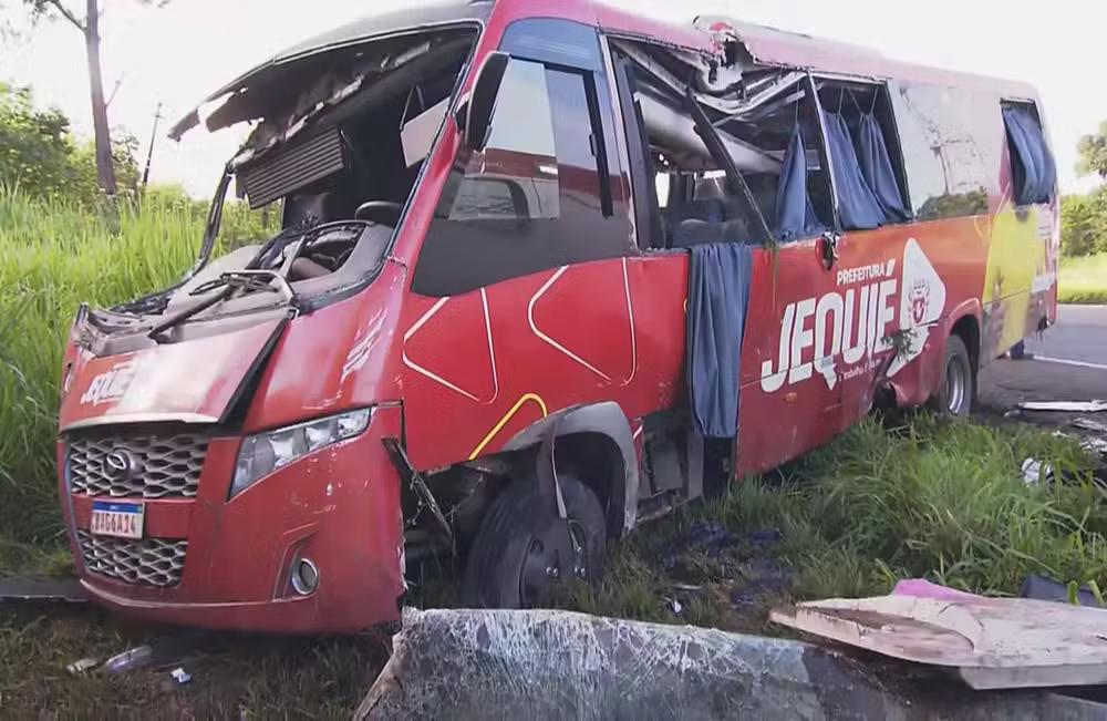 Cinco pessoas ficam feridas após grave acidente com micro-ônibus na BA