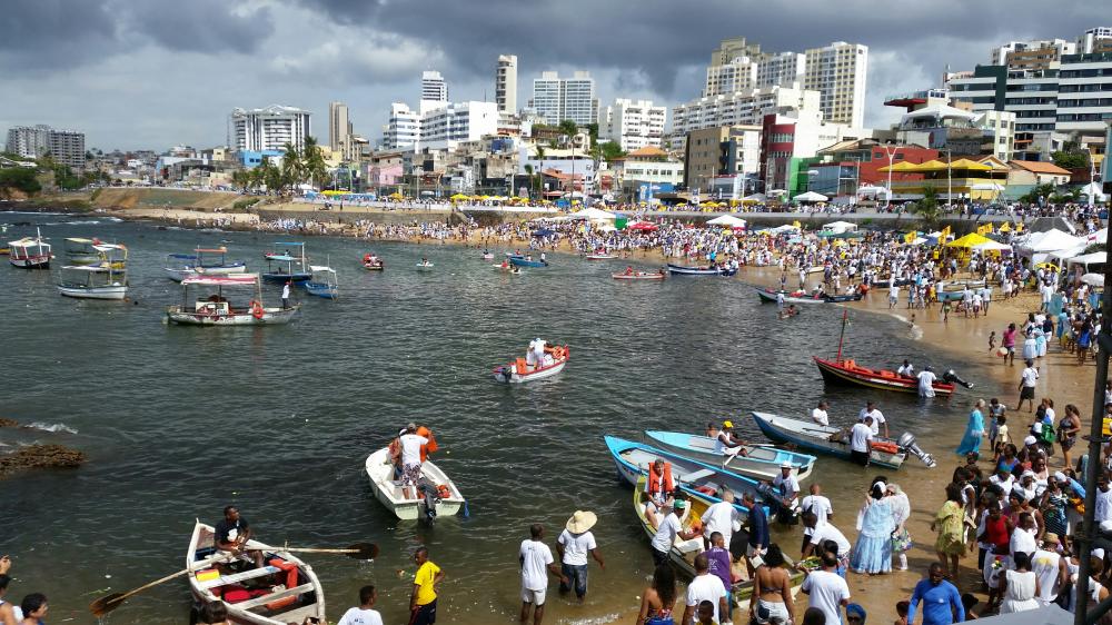 Festa de Iemanjá reúne milhares de pessoas no Rio Vermelho