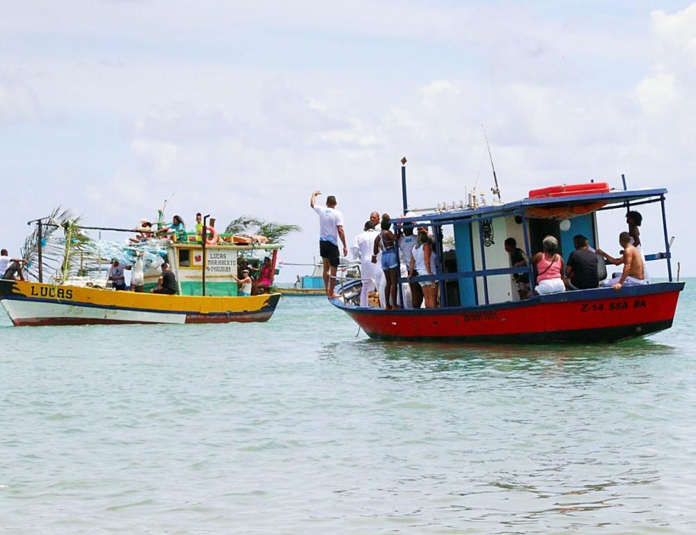 Festa de Iemanjá celebra a rainha do mar na Praia do Forte