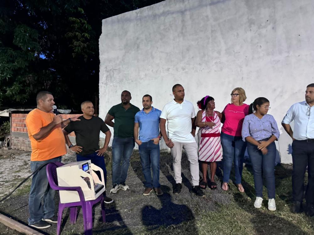 Com presença do vereador Adelino, Bira entrega pavimentação da Rua da Linha