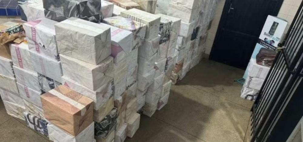 Polícia apreende milhares de fogos de artifício em estrada na Bahia