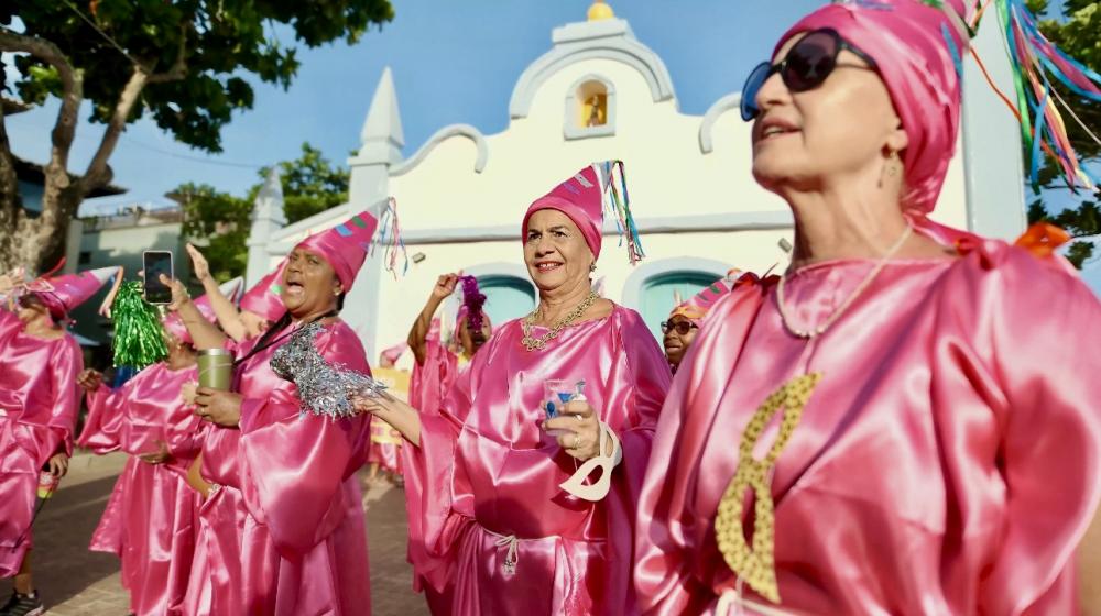 Apresentações de blocos e artistas locais agitam sábado de Carnaval na Praia do Forte