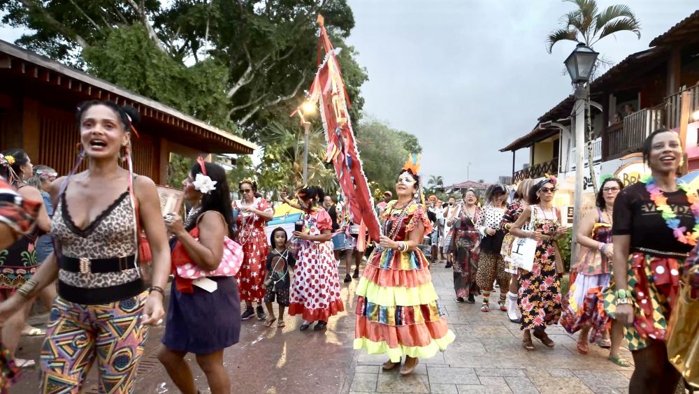 Domingo de Carnaval na Praia do Forte: chuva não derruba a alegria dos foliões