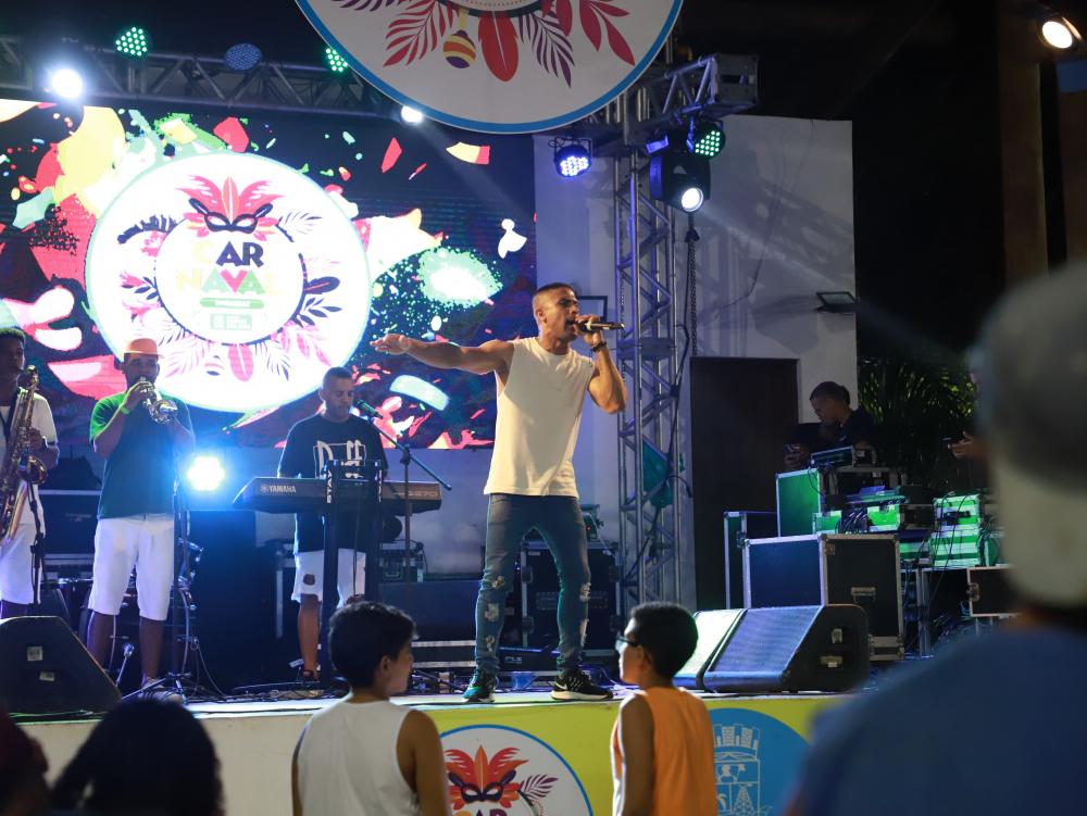 Sinho Lima, banda Azzaração e DJ Márcio Azevedo animaram o terceiro dia do Carnaval de Imbassaí