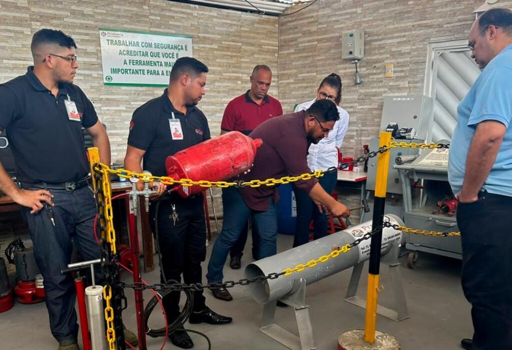 Prefeito de Dias d’Ávila e comitiva visitam a empresa Produeng em busca de geração de emprego