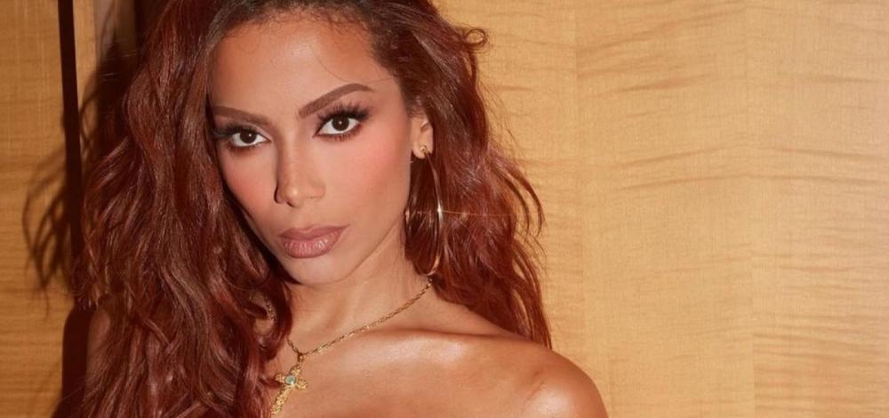 Anitta responde críticas sobre uso de playback na Sapucaí: 