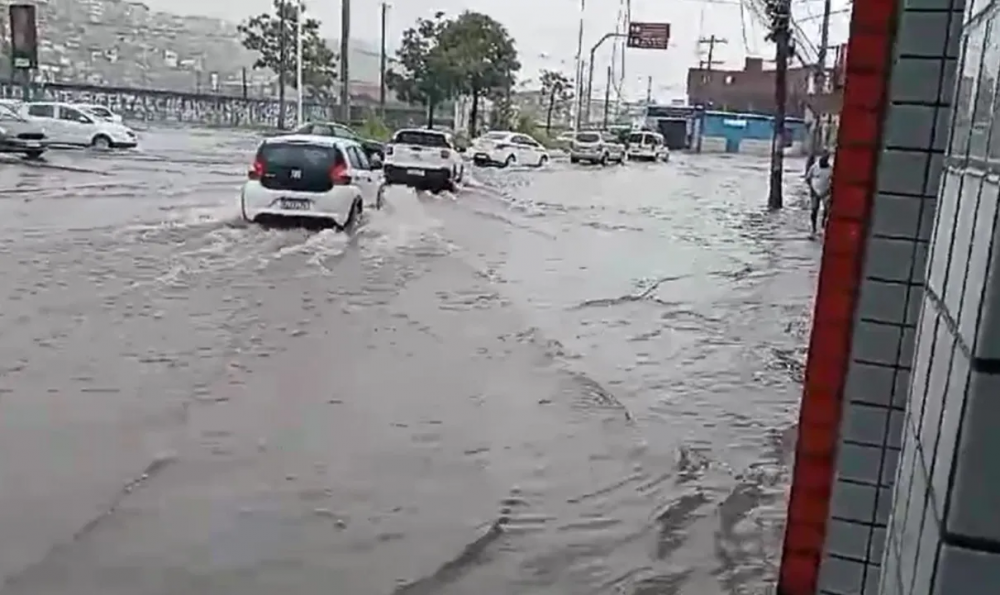 Fortes chuvas alagam diversos bairros de Salvador