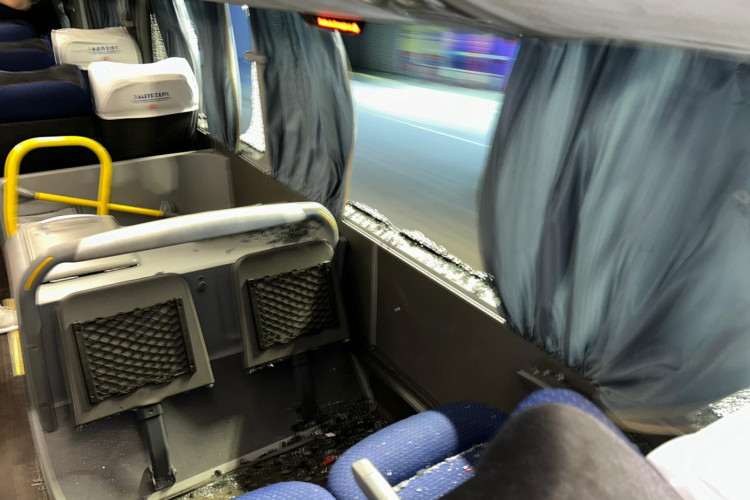 Ônibus do Fortaleza é apedrejado após empate com Sport; jogadores ficam feridos e vão para hospital