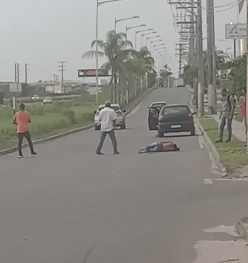 Assaltantes usaram 'carro de fuga' para escapar da polícia em roubo a coletivo em Camaçari