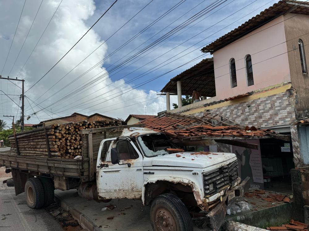 Caminhão carregado de madeira atinge estabelecimentos comerciais em Malhadas 