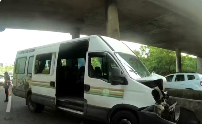 Acidente envolvendo ônibus e van deixa feridos na BR-324