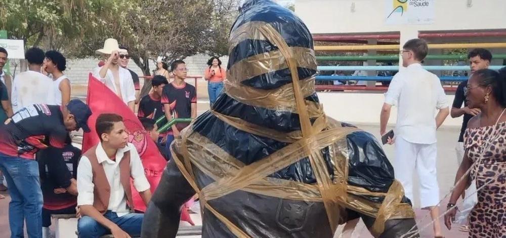 Estátua de Daniel Alves em Juazeiro é depredada após jogador ser condenado a prisão por estupro