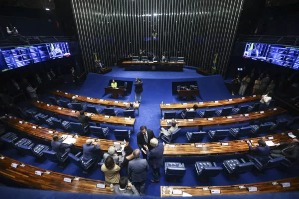 Fim da reeleição e mandato de 5 anos entram em debate no Senado 