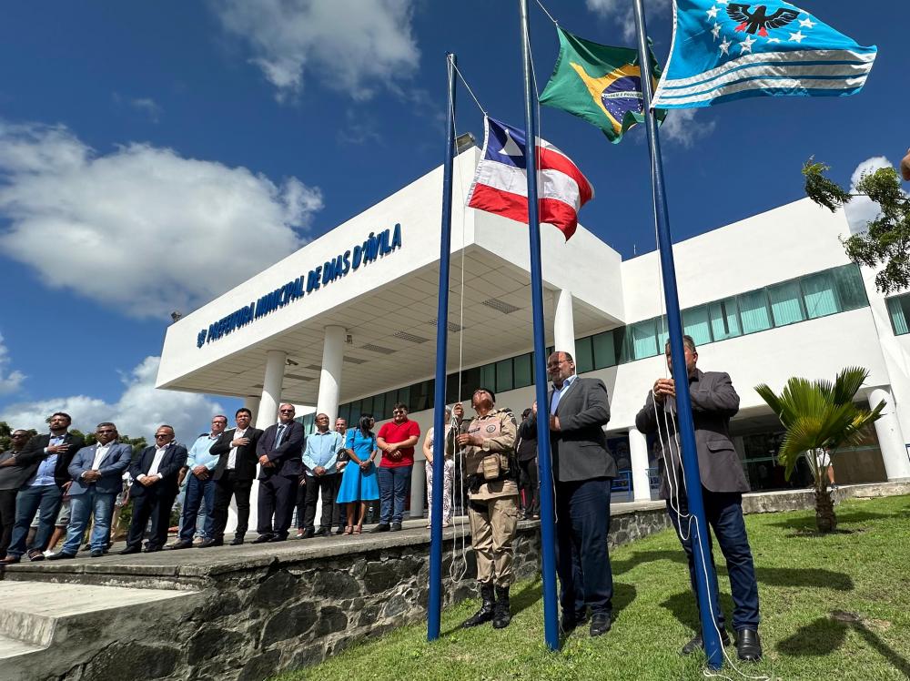 Cerimônia de hasteamento das bandeiras marca as celebrações pelo aniversário de Dias d’Ávila 