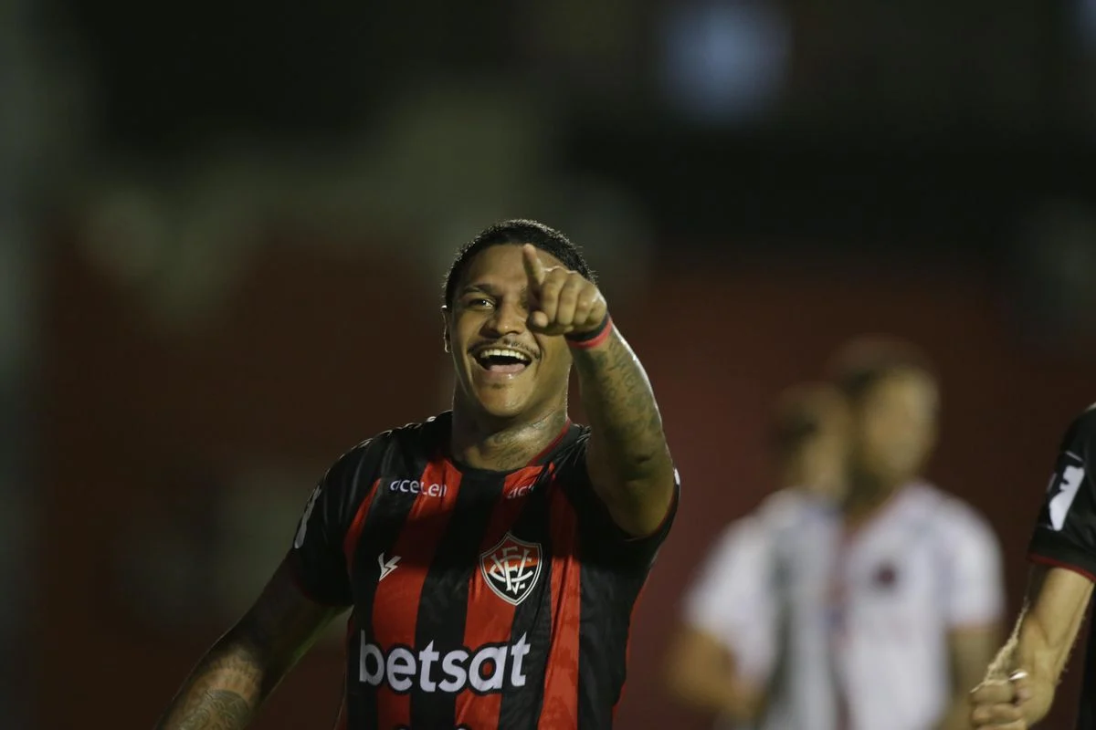 Vitória vence Atlético de Alagoinhas e encosta no rival 