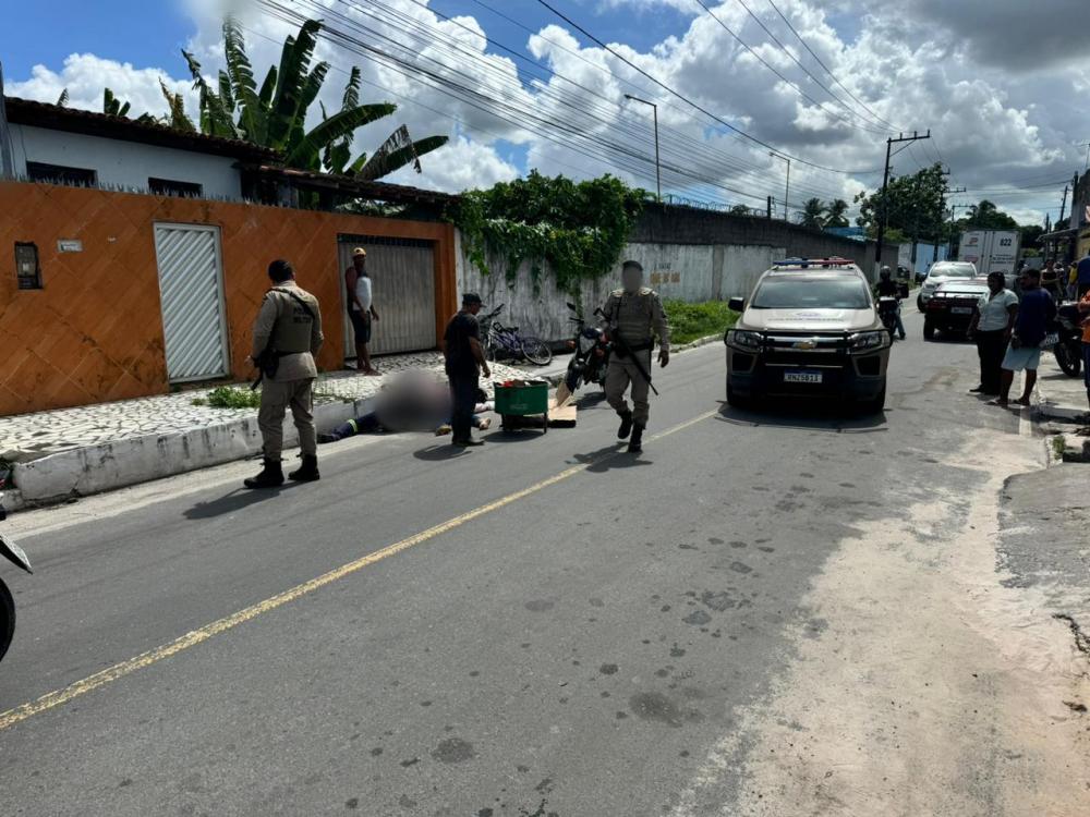 Idosa morre após ser atropelada por caçamba em Dias d’Ávila