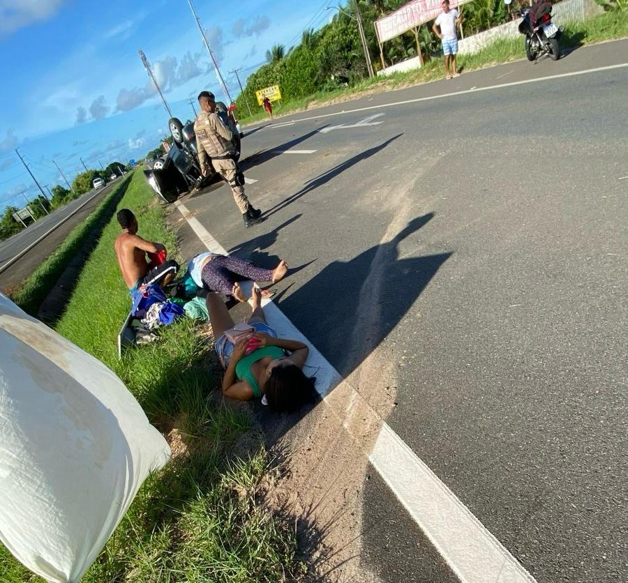 Três pessoas ficam feridas após carro capotar na BA-099