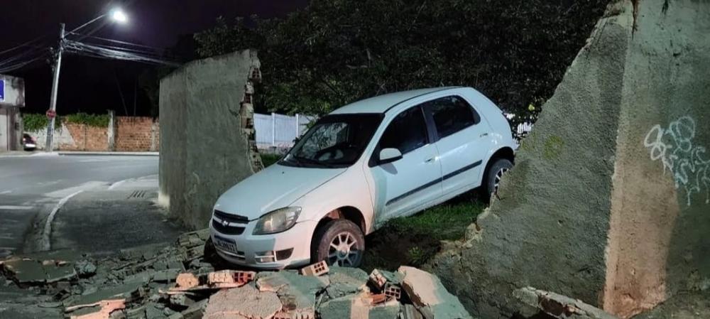 Carro derruba parte do muro do CETEP de Camaçari