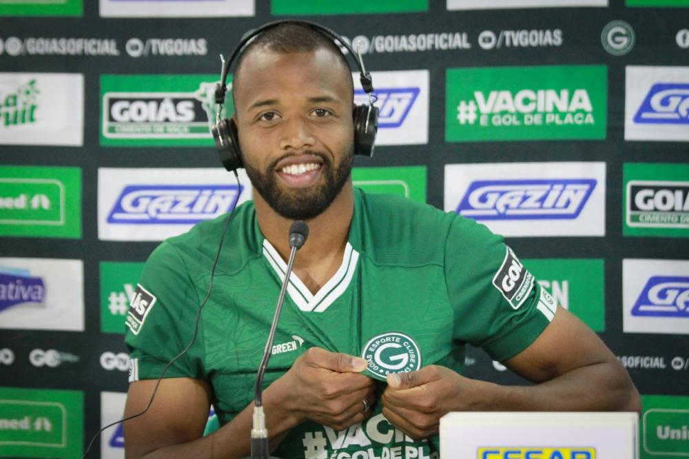 Vitória encaminha contratação de zagueiro do Coritiba