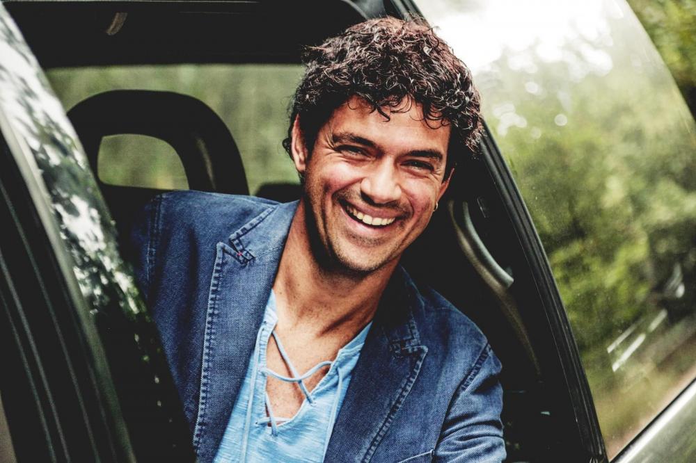 Jorge Vercillo celebra 30 anos de carreira com show na Concha do TCA