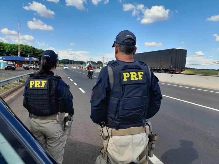 PRF apreende 20 comprimidos de 'rebite' e autua caminhoneiros por porte de drogas na Bahia