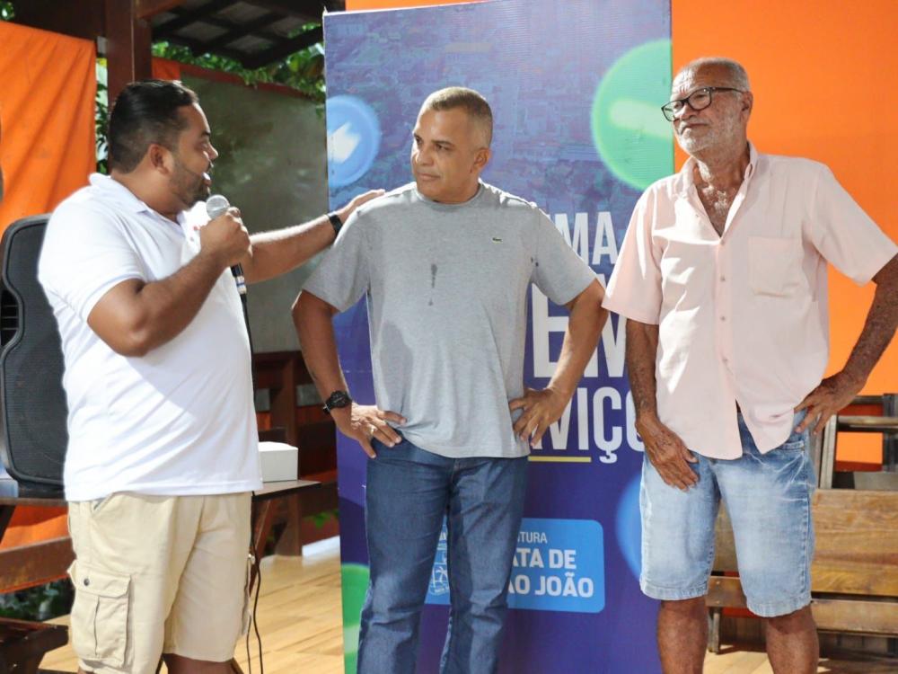 Prefeito Bira assina ordem de serviço pavimentação de ruas no Diogo