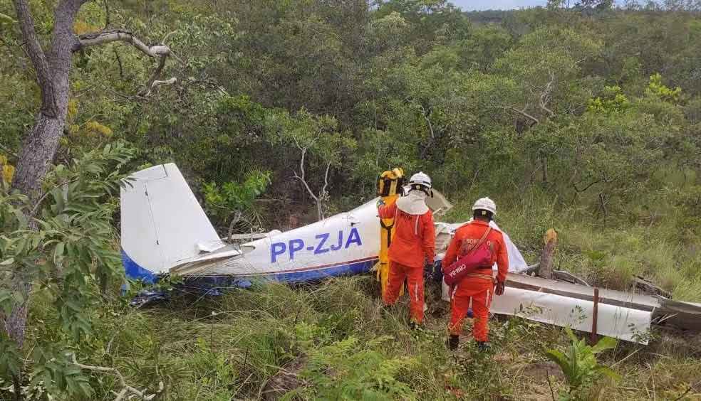 Três pessoas morrem após avião cair em área de vegetação no oeste da Bahia