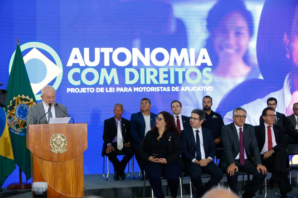 Governo apresenta projeto com hora mínima, Previdência e sindicalização para motorista de app