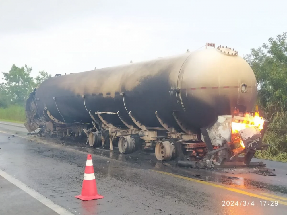 Motorista de caminhão morre carbonizado em grave acidente na BR-116