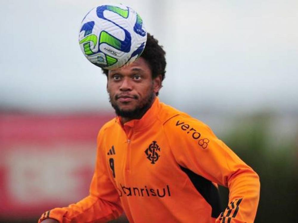 Vitória anuncia atacante Luiz Adriano