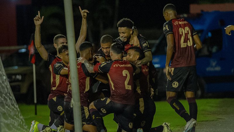 Vitória sofre, mas vira o jogo e mantém a invencibilidade do Barradão
