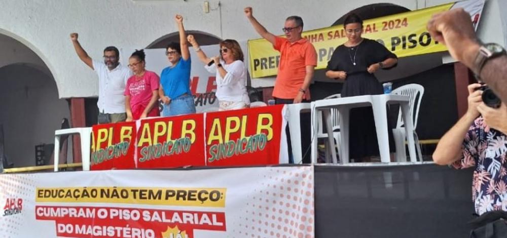 Professores municipais fazem protesto pelo piso salarial e pagamento de gratificações