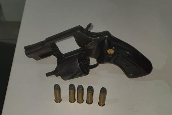 Homem é preso com arma dentro de ônibus em Camaçari