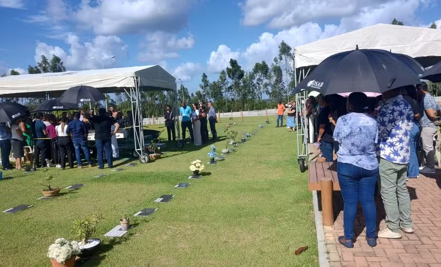 Familiares e amigos se despedem de criança que morreu ao ser esquecida pelo pai em carro na Bahia