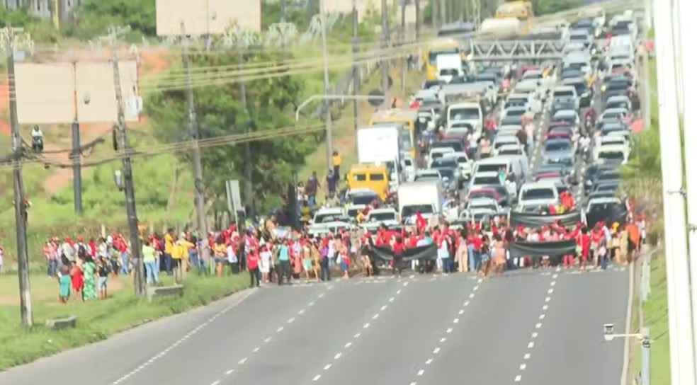 Salvador: protestos interrompem trânsito na Avenida Paralela