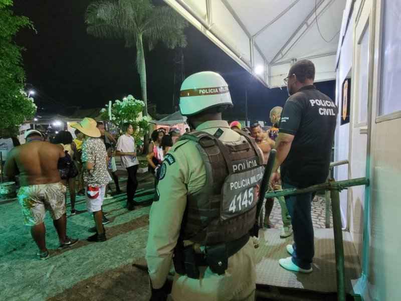 Homem é preso em flagrante após agredir ex-companheira em festival de música em Arembepe