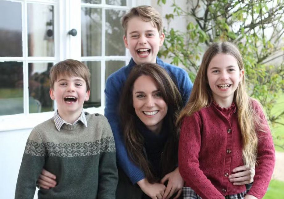 Kate Middleton reaparece em foto com os filhos e agradece apoio do público após cirurgia