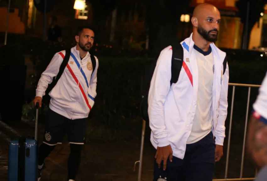 Elenco tricolor desembarca em solo gaúcho para decisão contra o Caxias