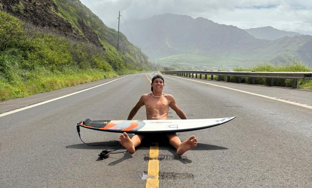 Surfista Gabriel Leal volta à Praia do Forte após temporada no Havaí