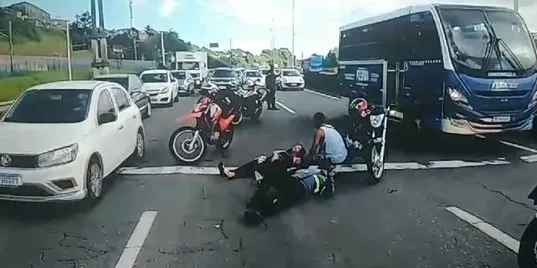 Acidente com moto deixa trânsito lento na BR-324