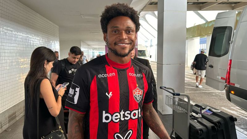 Novo reforço do Vitória desembarca em Salvador