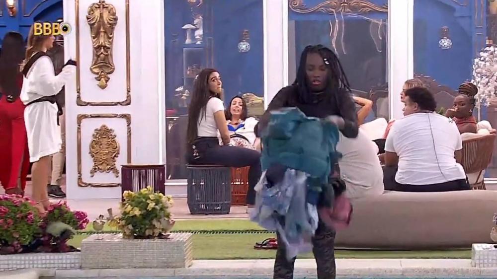 Leidy Elin pega as roupas de Davi e joga na piscina do BBB 24