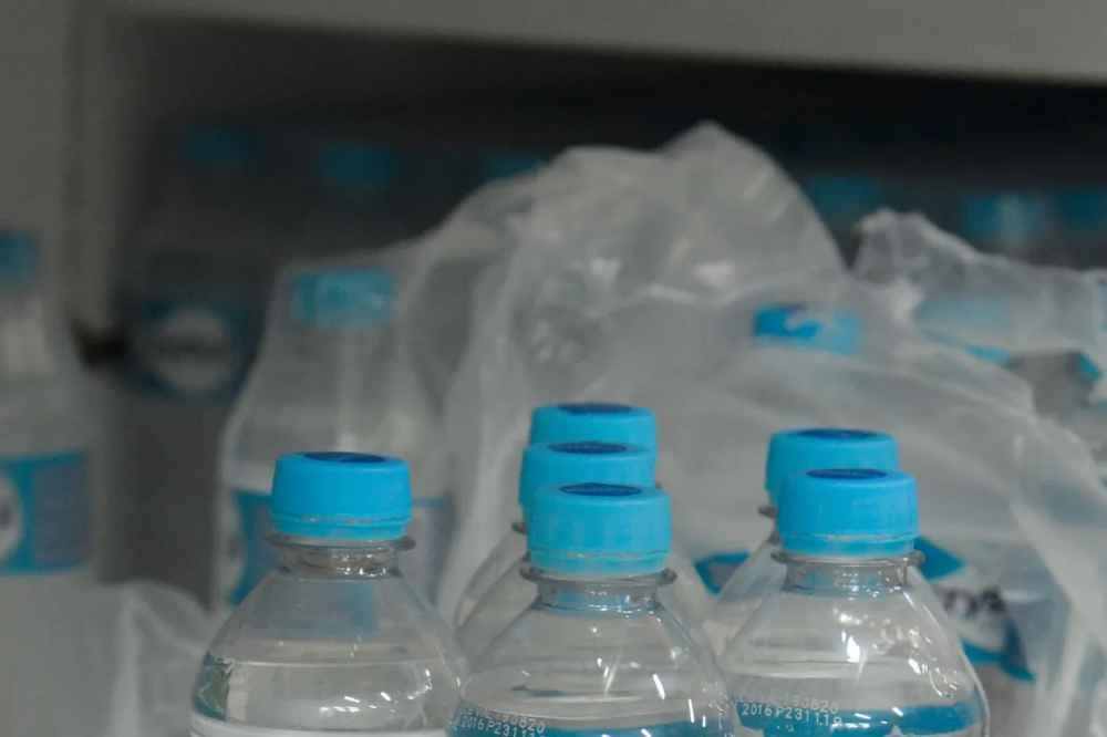 Embalagens plásticas de água mineral podem ser proibidas em Salvador