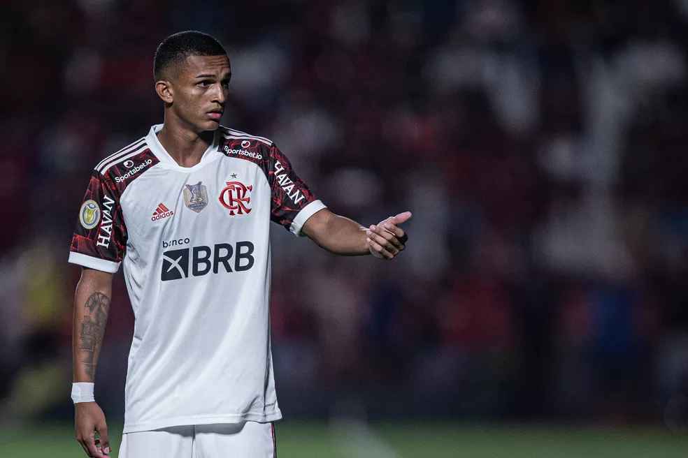 Jogador Flamengo é acusado de agressão e ameaça a homem em quiosque na praia