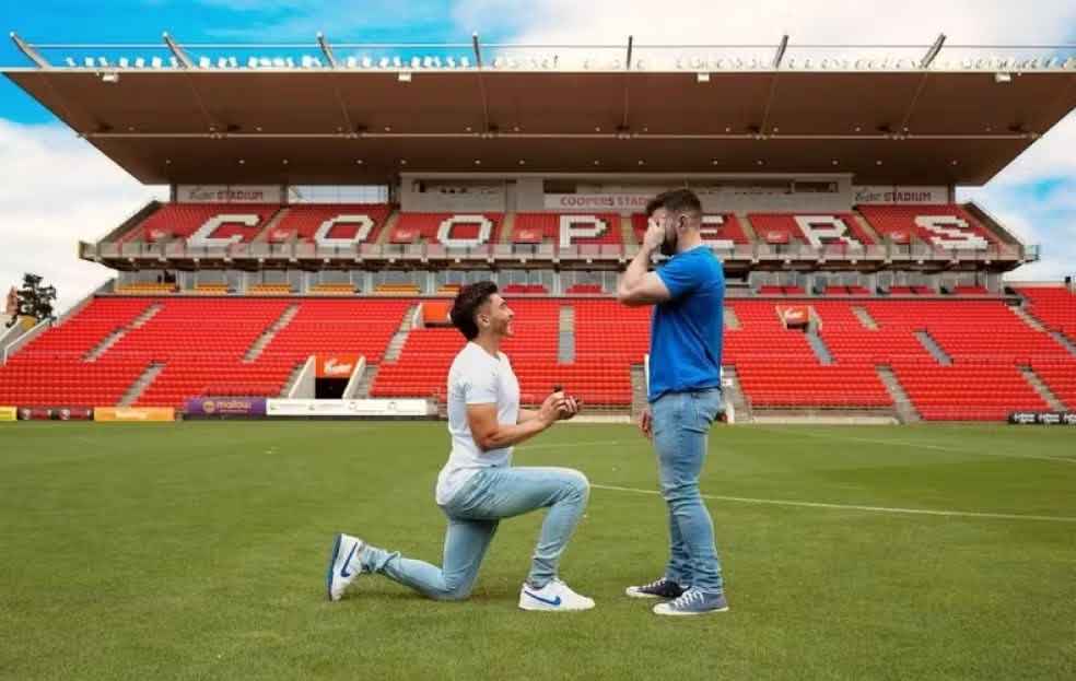 Jogador da Austrália pede namorado em casamento em estádio