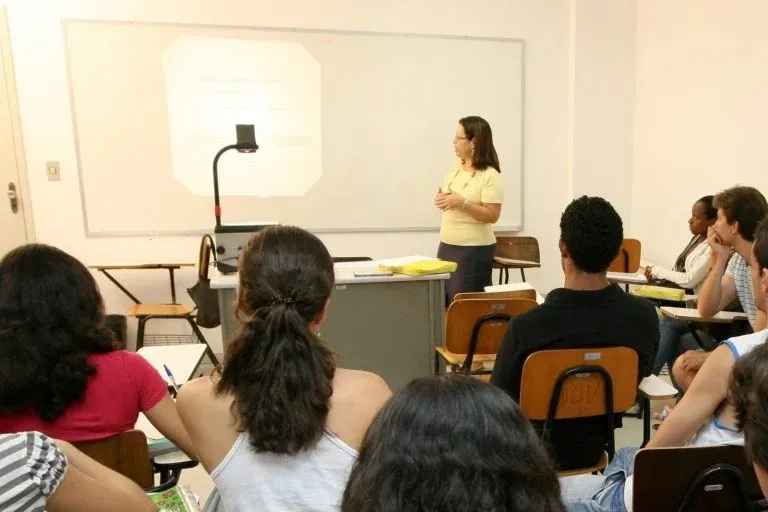 Proposta que permite a professor ter outro cargo vai ao plenário